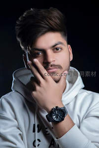 白卫衣青年手抚脸颊戴腕表