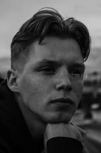 黑白特写，青年托腮凝望远方