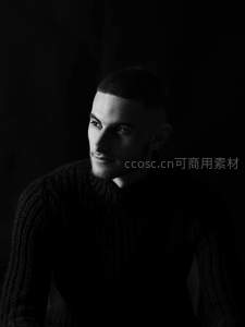 黑白光影下的沉静男颜