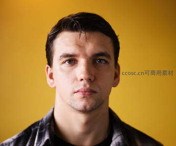 黄墙前沉思的青年男子肖像