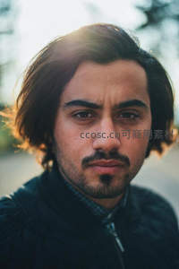 逆光中长发男子特写