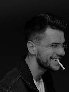 黑白侧颜微笑叼烟男