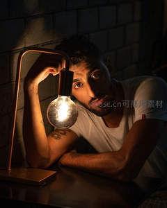 暖光灯下男子凝视镜头