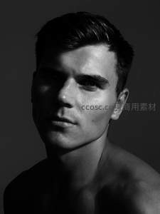 高对比度黑白裸肩男