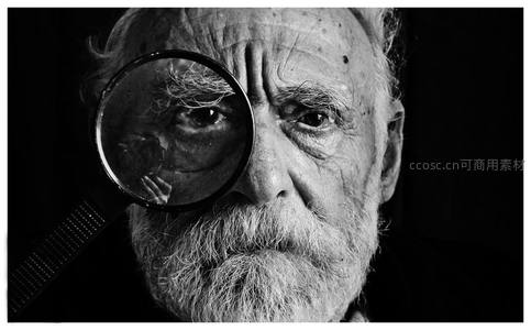 放大镜下老人沧桑眼眸