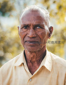 岁月刻痕：老人凝视镜头的瞬间