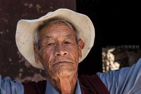 草帽农夫：田间劳作的印记