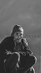 沉思的黑白色调老人