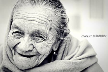 黑白照片中慈祥老妇