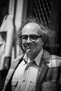 卷发眼镜男士黑白肖像