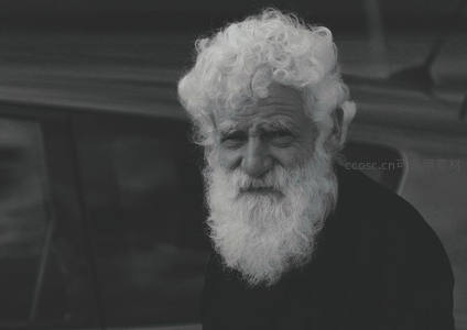 白发卷曲的老人凝视镜头