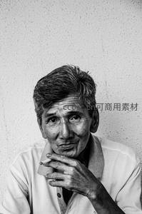 叼烟沉思的中年男子