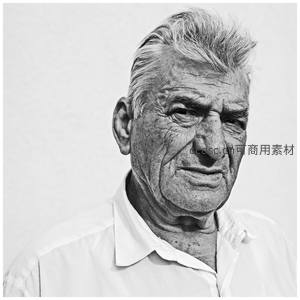 严肃凝视的银发长者