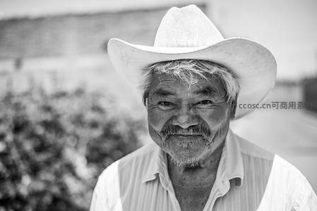 戴牛仔帽微笑的农夫