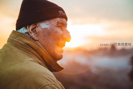 夕阳侧影：老人微笑沐浴金色余晖