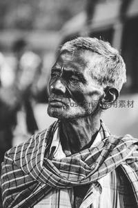 黑白肖像中沉思的老人