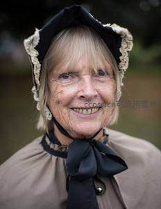 穿复古服饰微笑的老妇人