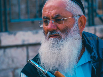 白须长者凝视远方沉思