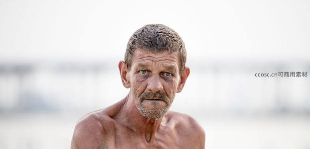 海边赤膊老人的坚毅面容