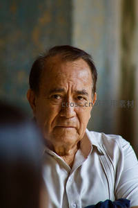 室内沉思的银发长者