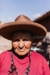 戴宽边帽的微笑老妇人特写