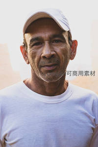 戴白色棒球帽的中年男子