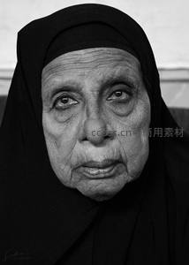黑纱蒙面老妇凝视镜头