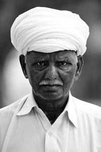 戴白头巾的老人严肃凝视