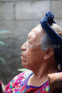侧脸老妇头戴蓝头巾闭目沉思