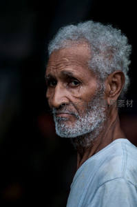 银发老者侧颜凝视，沧桑眼神深邃