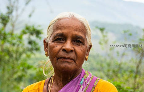山野妇人金饰点缀，宁静目光如水