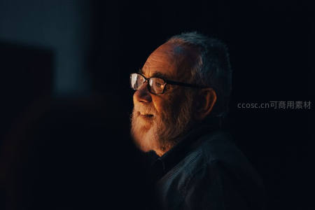 侧影中的白发长须老者