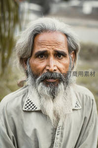 白发长须老者凝视镜头