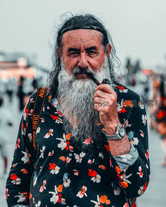 花衬衫长须男子叼烟斗