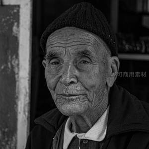 黑帽老人黑白特写，皱纹里的生命哲学