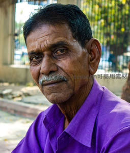 紫衣老人眼神深邃，街头巷尾的岁月沉淀