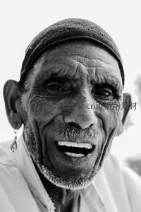 微笑的老人，岁月刻下的温暖痕迹