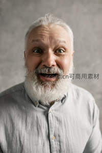 惊喜表情，银发长须的快乐瞬间