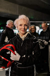 赛车奶奶，银发飘逸的赛道追风者