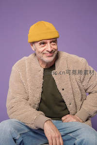 戴黄帽微笑的成熟男士肖像