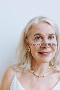 银发优雅女士特写肖像