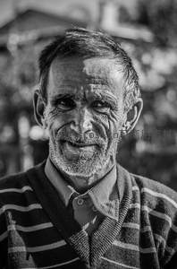 黑白光影中的沧桑笑脸