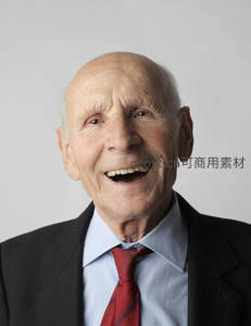 白发老人开怀大笑展现乐观精神