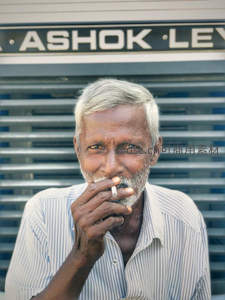 街头老者手持香烟凝视镜头