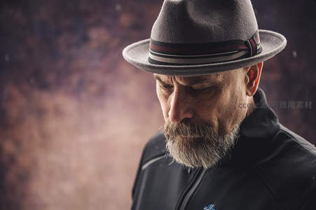 戴礼帽的沉思男子侧脸特写
