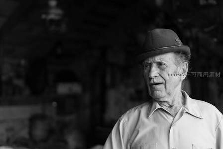 黑白光影中沉思的老者，神情凝重