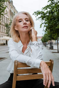白发女士街边木椅沉思瞬间