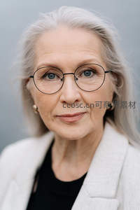 戴眼镜银发女士温柔凝视镜头