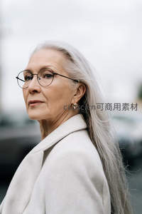 侧脸回眸银发女士气质非凡