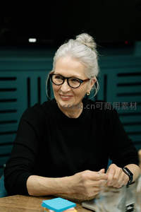 办公室中微笑的银发职场女性